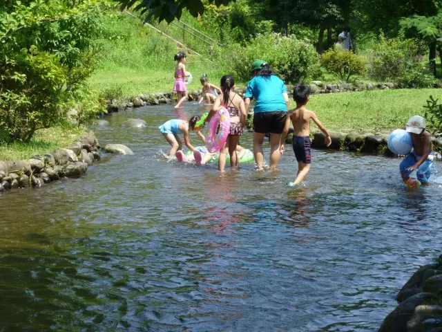 川で遊ぶ子供たち