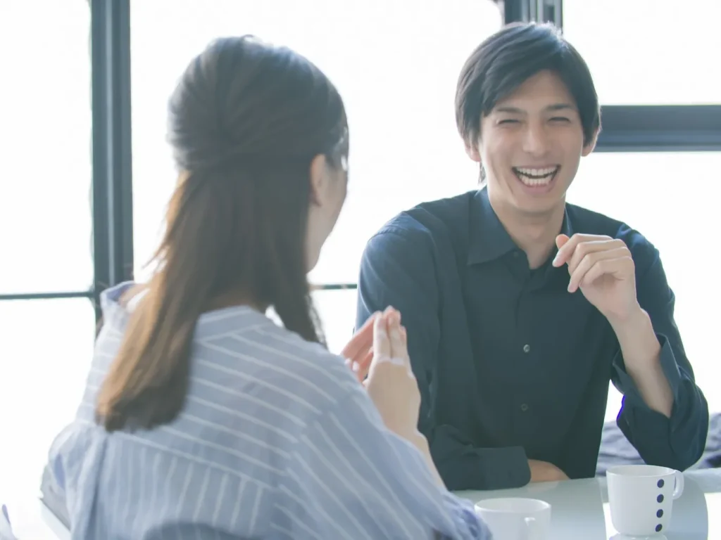 タメ口で話す男女