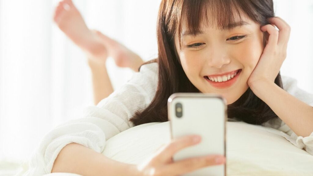 楽しそうにスマホをいじる女