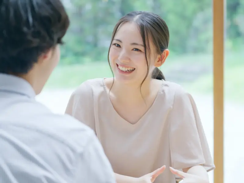 会話する男女