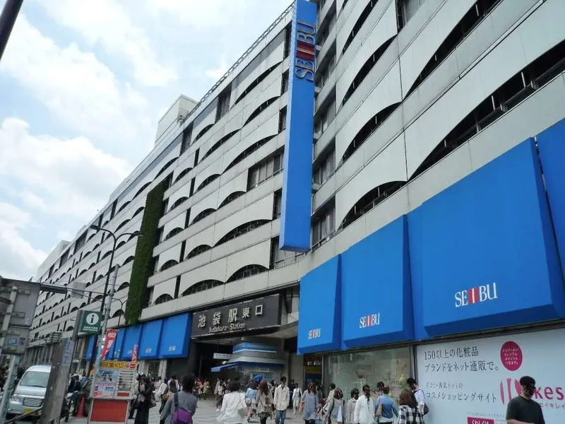 池袋東口の風景