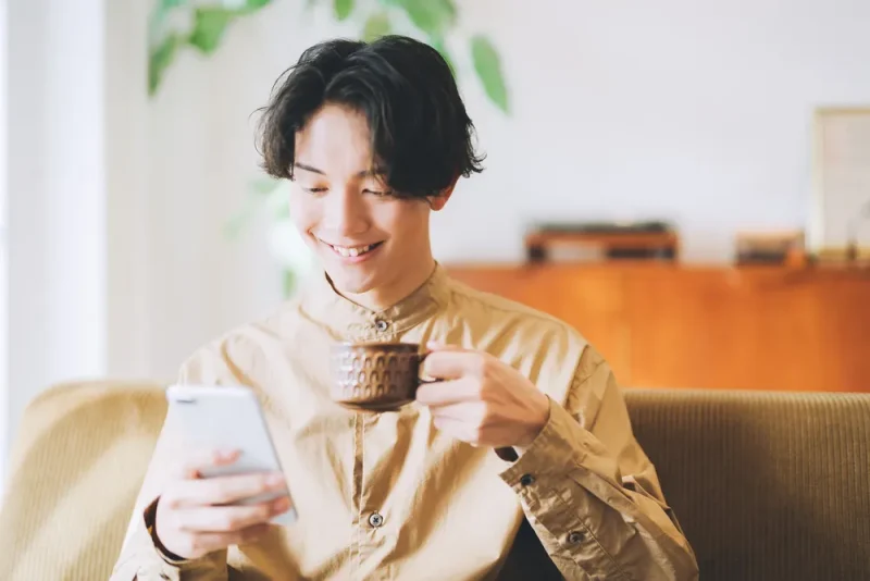 LINEをする男