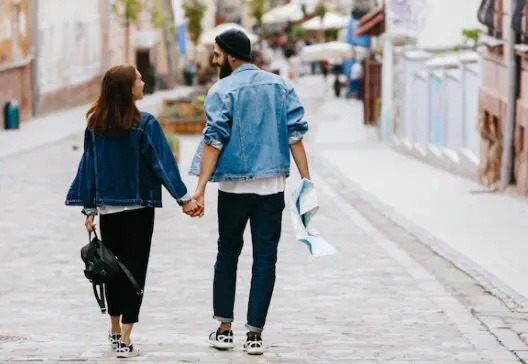 街中で女性のファッションを観察する