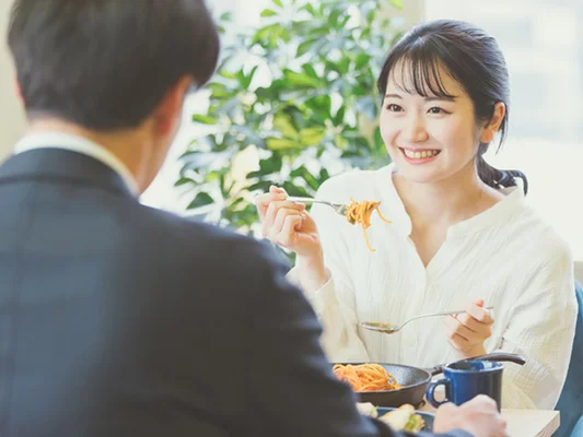 食事している男女