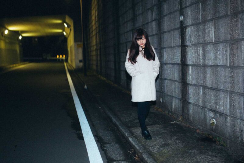 夜道の女性