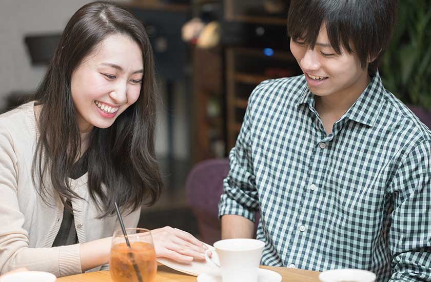 会話する男女