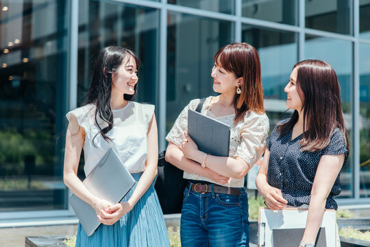 女子大生