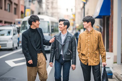 男3人で街を歩いている画像
