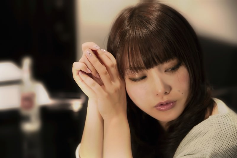 体をくねくねさせている