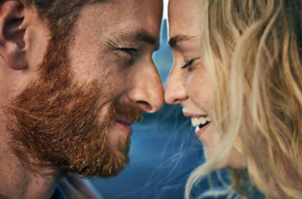 笑顔で見つめあう男女