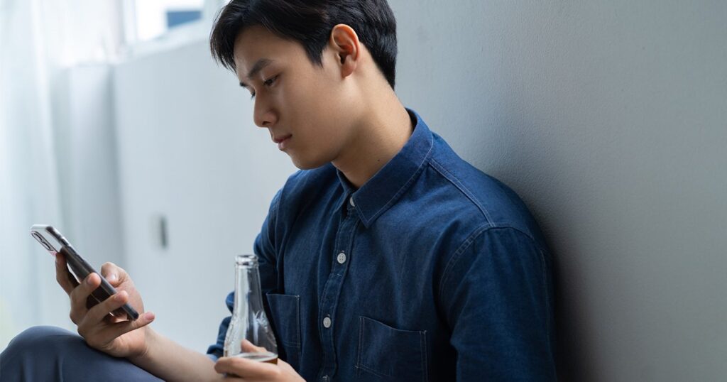 スマホを見る男