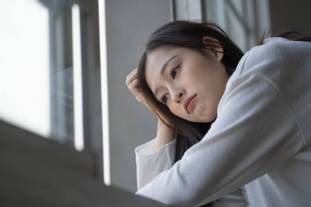 退屈そうな女性